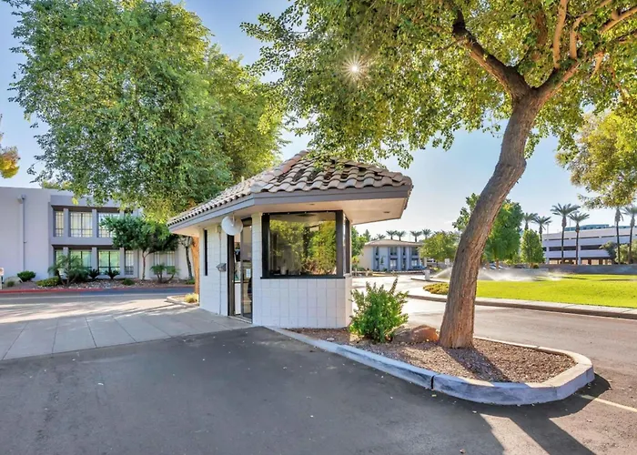 Holiday home Sleek Condo: Walk To Biltmore Fashion Park