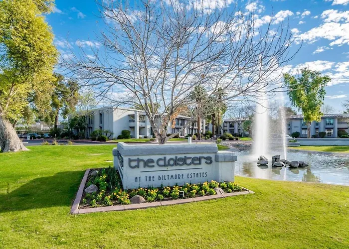Sleek Condo: Walk To Biltmore Fashion Park Holiday home *