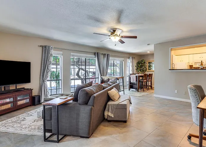 Sleek Condo: Walk To Biltmore Fashion Park