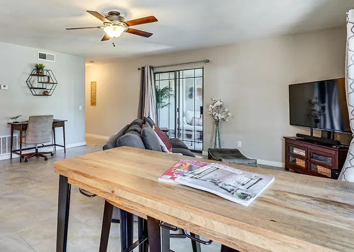 Sleek Condo: Walk To Biltmore Fashion Park Holiday home