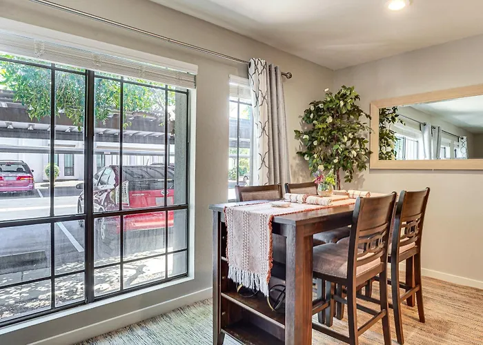 Holiday home Sleek Condo: Walk To Biltmore Fashion Park