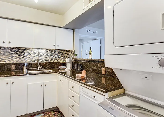 Holiday home Sleek Condo: Walk To Biltmore Fashion Park *