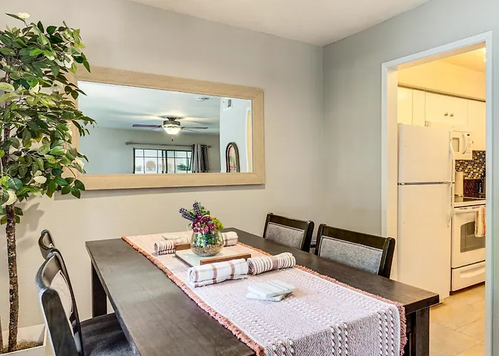 Holiday home Sleek Condo: Walk To Biltmore Fashion Park *