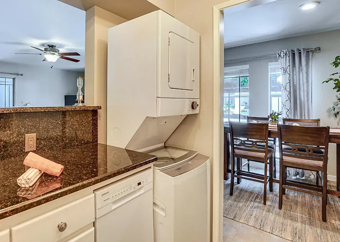 Holiday home Sleek Condo: Walk To Biltmore Fashion Park