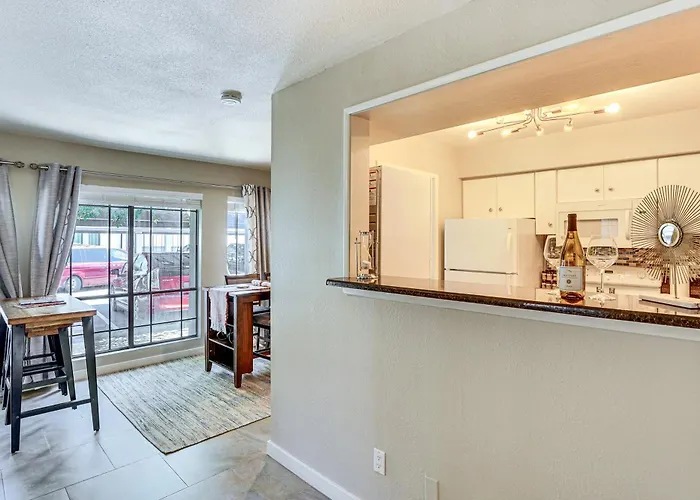 Holiday home Sleek Condo: Walk To Biltmore Fashion Park *