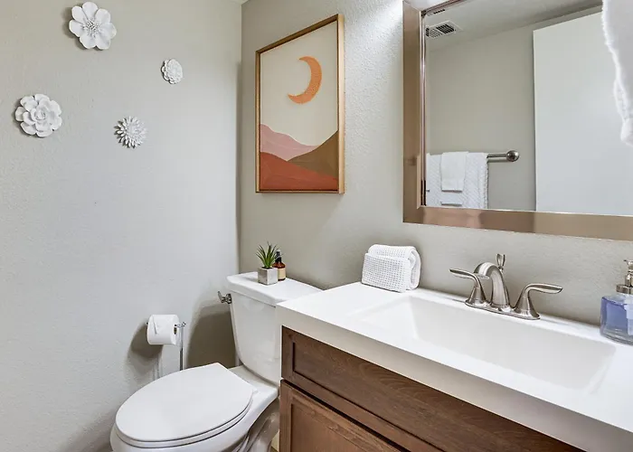 Sleek Condo: Walk To Biltmore Fashion Park *