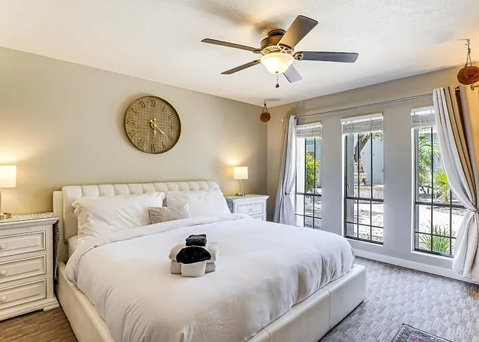 Sleek Condo: Walk To Biltmore Fashion Park Holiday home *