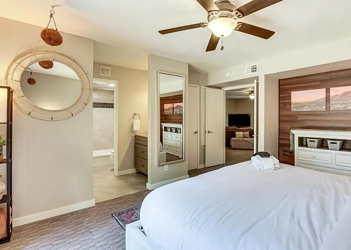 Sleek Condo: Walk To Biltmore Fashion Park Holiday home