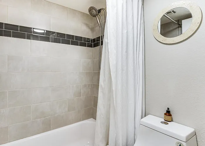 Sleek Condo: Walk To Biltmore Fashion Park