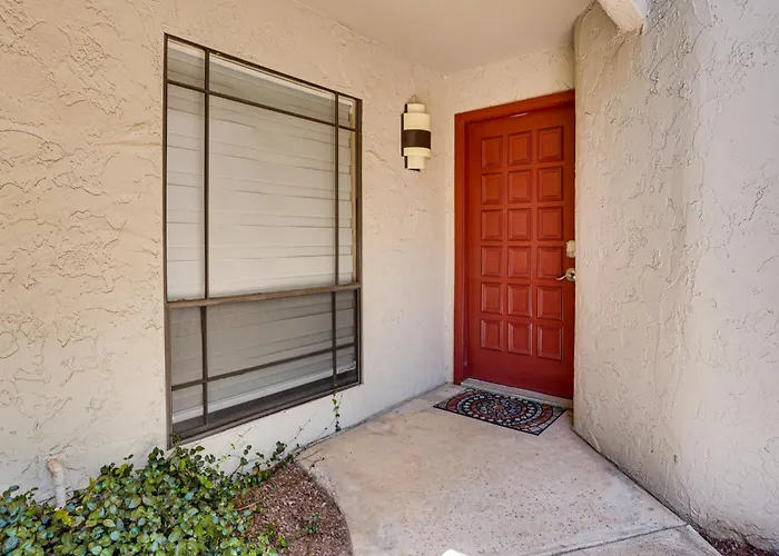 Sleek Condo: Walk To Biltmore Fashion Park Holiday home