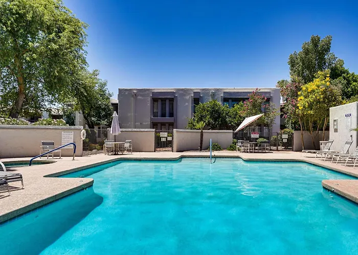 Sleek Condo: Walk To Biltmore Fashion Park Holiday home *
