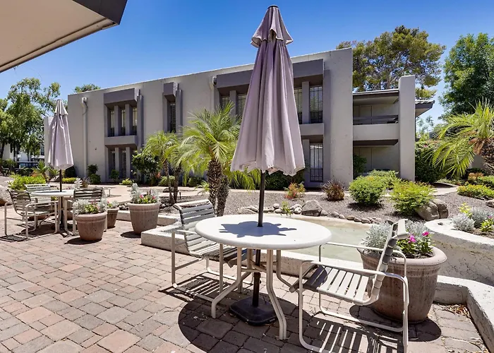 Holiday home Sleek Condo: Walk To Biltmore Fashion Park