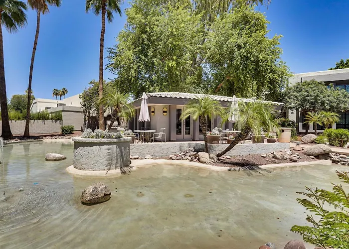 Sleek Condo: Walk To Biltmore Fashion Park Holiday home *